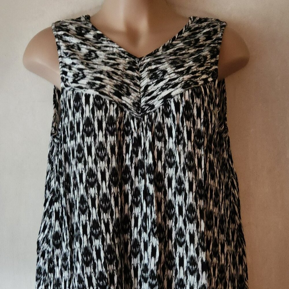 Tamsy tunic top 'one size plus' black white graphic print EUC